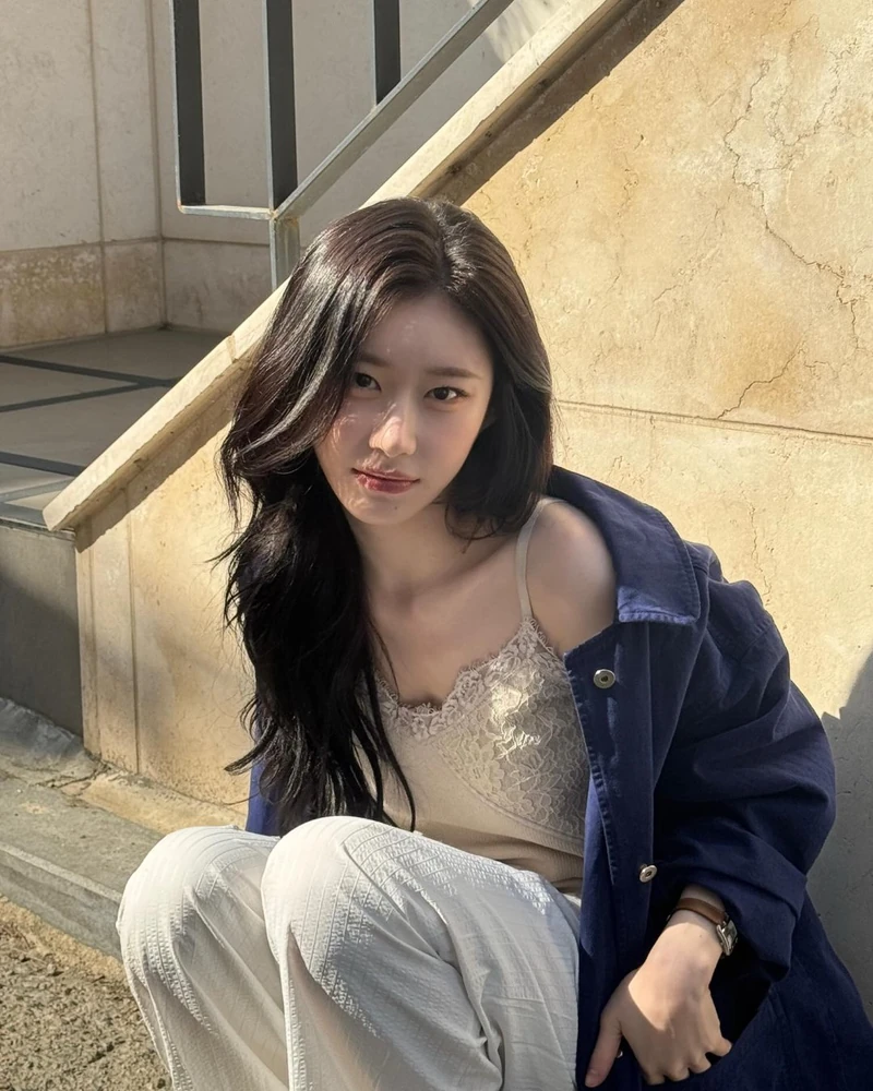 슬립과 캐미솔을 겉옷처럼 입는다? 👀
란제리에서 영감을 받은 디자인을 일상적인 패션에 활용하는 ‘란제리코어’가 요즘 셀럽들의 스타일링에 등장했어요. 🖤
채령은 캐미솔에 흰 바지와 재킷을 매치했고, 소원은 캐미솔에 청바지를 입고 허리에 가디건을 둘러 캐주얼하게 연출했어요. 권은비 역시 캐미솔에 흰 바지를 매치했죠.
슬립 원피스도 빼놓을 수 없어요. 사쿠라는 검정 슬립 원피스에 가죽 재킷과 롱부츠를 더해 시크하게, 신슬기는 노랑 슬립 원피스에 베이지 재킷을 걸쳐 가을 분위기로 연출했어요.
같은 슬립과 캐미솔도 어떤 아이템과 매치하느냐에 따라 분위기가 달라진답니다.
올가을엔 '란제리코어' 에 도전해보는 건 어때요? 🖤 이미지2