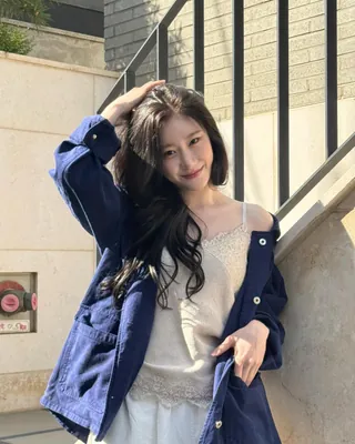 슬립과 캐미솔을 겉옷처럼 입는다? 👀 란제리에서 영감을 받은 디자인을 일상적인 패션에 활용하는 ‘란제리코어’가 요즘 셀럽들의 스타일링에 등장했어요. 🖤 채령은 캐미솔에 흰 바지와 재킷을 매치했고, 소원은 캐미솔에 청바지를 입고 허리에 가디건을 둘러 캐주얼하게 연출했어요. 권은비 역시 캐미솔에 흰 바지를 매치했죠. 슬립 원피스도 빼놓을 수 없어요. 사쿠라는 검정 슬립 원피스에 가죽 재킷과 롱부츠를 더해 시크하게, 신슬기는 노랑 슬립 원피스에 베이지 재킷을 걸쳐 가을 분위기로 연출했어요. 같은 슬립과 캐미솔도 어떤 아이템과 매치하느냐에 따라 분위기가 달라진답니다. 올가을엔 '란제리코어' 에 도전해보는 건 어때요? 🖤 이미지