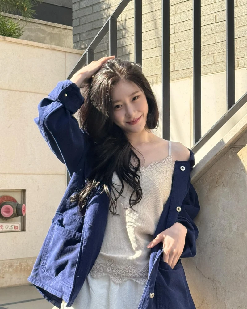 슬립과 캐미솔을 겉옷처럼 입는다? 👀
란제리에서 영감을 받은 디자인을 일상적인 패션에 활용하는 ‘란제리코어’가 요즘 셀럽들의 스타일링에 등장했어요. 🖤
채령은 캐미솔에 흰 바지와 재킷을 매치했고, 소원은 캐미솔에 청바지를 입고 허리에 가디건을 둘러 캐주얼하게 연출했어요. 권은비 역시 캐미솔에 흰 바지를 매치했죠.
슬립 원피스도 빼놓을 수 없어요. 사쿠라는 검정 슬립 원피스에 가죽 재킷과 롱부츠를 더해 시크하게, 신슬기는 노랑 슬립 원피스에 베이지 재킷을 걸쳐 가을 분위기로 연출했어요.
같은 슬립과 캐미솔도 어떤 아이템과 매치하느냐에 따라 분위기가 달라진답니다.
올가을엔 '란제리코어' 에 도전해보는 건 어때요? 🖤 이미지1