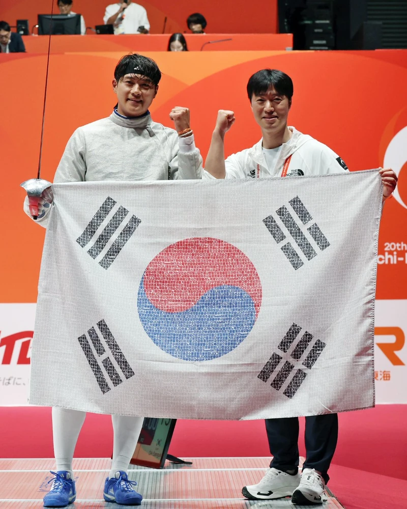 아시안게임 2연패 금빛 찌르기🤺🥇
오상욱이 2026 아이치·나고야 아시안게임 남자 사브르 개인전 결승에서 중국 센첸펑을 15-13으로 제압했습니다. 특히 11-13으로 뒤진 상황에서 내리 4점을 따내며 극적인 역전승을 완성했습니다.
항저우 대회에 이어 개인전 2연패에 성공한 오상욱은 이제 단체전까지 대회 2관왕에 도전합니다. 이미지2