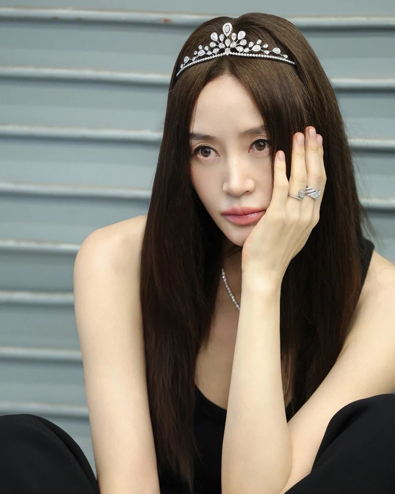 조세핀으로 완성한 우아함👑
쇼메 하이 주얼리와 함께 더욱 빛난 김혜수의 우아한 순간 💙
김혜수는 섬세한 다이아몬드 주얼리부터 화려한 하이 주얼리까지 완벽하게 소화하며 변함없는 존재감을 보여줬습니다.
화려한 보석보다 먼저 시선을 사로잡는 깊은 눈빛과 단단한 아우라.
시간이 흐를수록 더욱 깊어지는 김혜수만의 아름다움이 돋보였습니다. 이미지1