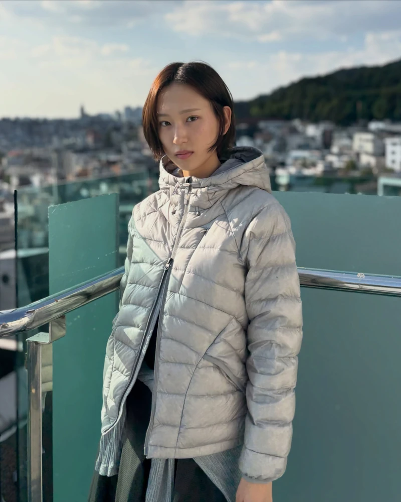 요즘 내 추구미 류혜영🩶🤎다운룩
하나로 2개 하는 경량다운😎 자연스런 믹스앤매치 너무 좋다
류혜영은 지퍼를 아래에서 열어 입었어요. 2-way라 밑단만 벌리면 스커트가 그대로 퍼지고, 끝까지 잠그면 슬림한 실루엣으로 바뀝니다.
위는 스포티한 다운, 아래는 차콜 브라운 롱스커트에 블랙 플랫. 톤을 그레이와 브라운으로만 묶어서 되려 미니멀합니다.
이 경량다운은 휠라 에어플로우 후드 경량 다운 실버예요. 블랙과 브라운을 포함해 다섯 컬러로 나옵니다.
• 휠라 에어플로우 후드 경량 다운, 21만 원대
#휠라 #FILA #류혜영 #경량다운 #간절기아우터 이미지2