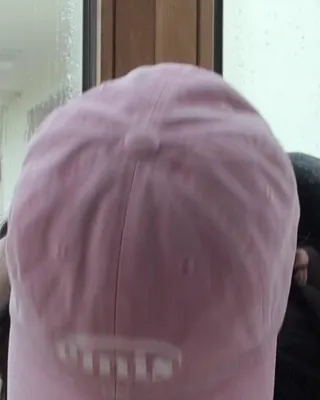 사복 모자 전문가🩷🤎김민하 ‘모자’ 이미스 26FW 캡 캠페인 공개🧢 그 느낌 그대로 따라해요 #광고 이미스가 배우 김민하를 새 모델로 세우고 26FW 캡 캠페인 'WHAT MINHA LOVES'를 공개했어요. 김민하의 자연스러운 분위기와 어우러진 다채로운 캡 스타일링을 담았습니다. 부클레와 피그먼트 소재부터 브라운, 퍼플 등 다양한 컬러까지. 서로 다른 소재와 실루엣의 캡이 김민하만의 자연스러운 분위기와 어우러집니다. 홍대 플래그십에서만 팔던 이미스 태그 볼캡 3종도 온라인으로 풀립니다. 브러시드와 코듀로이, 벨벳이에요. 후드나 니트 위에 툭 얹는 게 기본이고요. EMIS TAG 볼캡 3종: • EMIS TAG BRUSHED BALL CAP • EMIS TAG CORDUROY BALL CAP • EMIS TAG VELVET BALL CAP 이미지