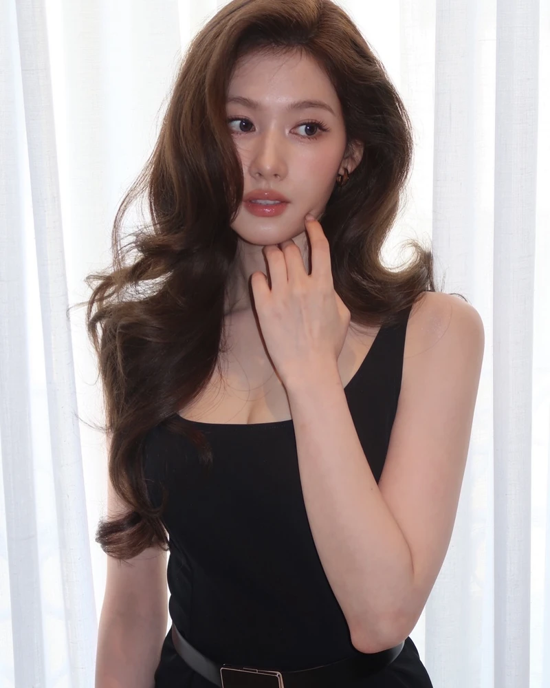 우아한 사나, 시크한 미나, 히피 모모 😝
각기 다른 매력으로 밀라노를 접수한 미사모 🇮🇹
사나는 PRADA 쇼에 참석해 블랙 드레스에 허리 벨트와 액세서리를 더해 우아하면서도 시크한 룩을 완성했고,
미나는 FENDI 쇼에서 클래식한 실루엣과 세련된 스타일링으로 특유의 분위기를 선보였습니다.
모모는 Onitsuka Tiger 쇼에서 체크 셔츠와 블랙 팬츠, 스니커즈를 매치해 자유롭고 힙한 무드를 완성했죠.
각자의 매력으로 밀라노를 물들인 미사모입니다. 이미지1