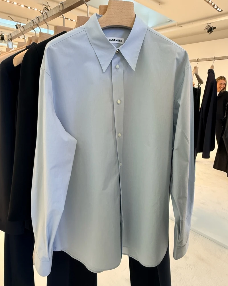 깔끔 고급 미니멀템 찾나요?!💙
질 샌더 27SS에서👔🧥포인트 있는 셔츠, 코트 확인해요
셔츠부터 눈에 들어왔어요. 다양한 카라와 셔츠 곳곳에 디자인이 ‘작업복’을 추구하는 셔츠에서 색다름을 줍니다. 그리고 가벼운 코트는 레더까지 이어져 실용성을 주고요.
가방과 구두가 재미입니다. 블루 레더를 열면 안감이 레드고, 윗부분이 접히면서 그 레드가 계속 드러납니다. 다양한 컬러들이 반전 묘미를 줘요.
구두는 앞코에 리본이 얹혀 있어요. 꿰매 붙인 게 아니라 손으로 매만져 모양을 바꿀 수 있는 구조입니다. 이미지2