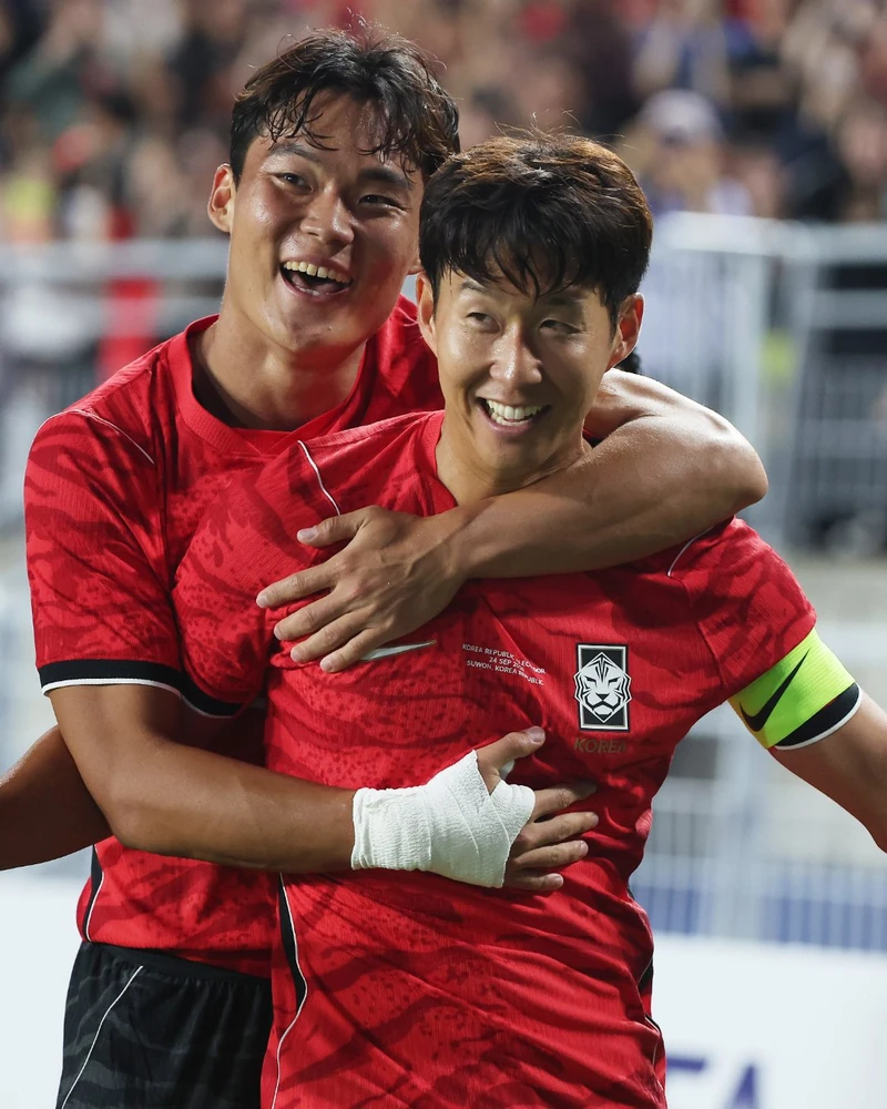 모레노호, 첫 경기부터 3골 완승🇰🇷⚽️
로베르트 모레노 임시 감독이 이끄는 한국 축구대표팀이 에콰도르를 3-0으로 꺾었습니다. 후반 오현규의 선제골을 시작으로 손흥민의 환상적인 프리킥, 이동경의 쐐기골까지 연이어 터졌는데요. A매치 57호 골을 기록한 손흥민은 차범근의 역대 최다 득점 기록에 단 1골 차로 다가섰습니다. 첫 승을 거둔 모레노호는 28일 우루과이와 맞붙습니다. 이미지1