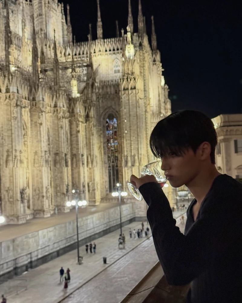 도시의 공기마저 최산의 무드로 🇮🇹
밀라노 패션위크에서 돌체앤가바나 쇼를 찾은 에이티즈 최산.
강렬한 블랙 룩에 특유의 깊은 눈빛과 존재감이 더해지며, 밀라노의 거리부터 쇼장까지 시선을 사로잡았습니다.
도시의 온도와 스타일, 그리고 최산의 무드가 자연스럽게 겹쳐진 순간 입니다. 이미지1