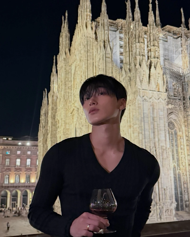 도시의 공기마저 최산의 무드로 🇮🇹
밀라노 패션위크에서 돌체앤가바나 쇼를 찾은 에이티즈 최산.
강렬한 블랙 룩에 특유의 깊은 눈빛과 존재감이 더해지며, 밀라노의 거리부터 쇼장까지 시선을 사로잡았습니다.
도시의 온도와 스타일, 그리고 최산의 무드가 자연스럽게 겹쳐진 순간 입니다. 이미지2