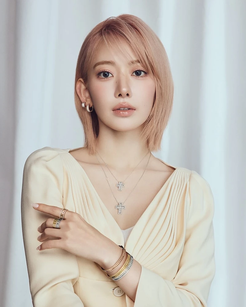 사쿠라, 다미아니 ‘프렌드 오브 더 하우스’💎
르세라핌(LE SSERAFIM) 사쿠라가 이탈리아 하이주얼리 메종 '다미아니'의 새 '프렌드 오브 더 하우스'로 발탁되었습니다.
다미아니는 그녀의 재능과 세련된 스타일, 강렬한 무대 존재감이 브랜드의 창의성을 대변한다고 전했습니다. 사쿠라는 메종의 대표 라인인 '벨 에포크' 컬렉션을 자신만의 독보적인 아우라로 완벽하게 재해석하며 매혹적인 비주얼을 완성했습니다. 이미지1