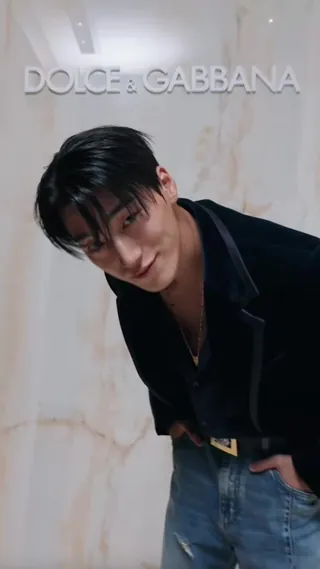 최산,, 그 눈빛 나한테만 허락해🇮🇹💙 에이티즈 최산이 돌체앤가바나 2027 봄, 여름 컬렉션 현장을 찾았습니다. 아무래도 밀라노가 체질인가 보다. 이미지