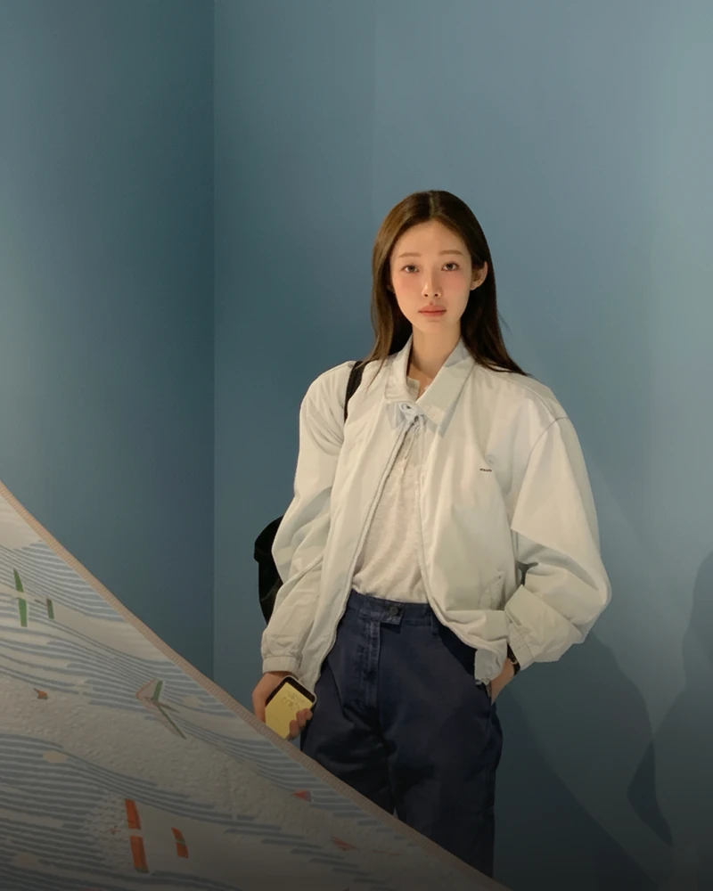 정원언니 애착 블루종🫠
프라다 느낌 낭낭하게, 가져왔어요!🔍🩵
유난히 눈에 띄었던 하늘색 블루종. 바로 프라다의 ‘샴브레이 블루종 재킷’과 ‘올드 개버딘 블루종 재킷’입니다. 가격대는 각각 300만 원대. 그래서 준비했습니다. 프라다 감성을 그대로 담은 ‘프라다 맛’ 봄버 자켓들, 올가을 코디에 참고해보세요.
- 자라 벌룬 봄버 재킷, 8만 원대
- 루메토 오버핏 블루종 점퍼 아이스그레이, 17만 원대
- 이브세이지 코튼 블루종 블루, 18만 원대
- 디애퍼처 플레퍼 하퍼 블루종 스카이블루, 25만 원대 이미지2