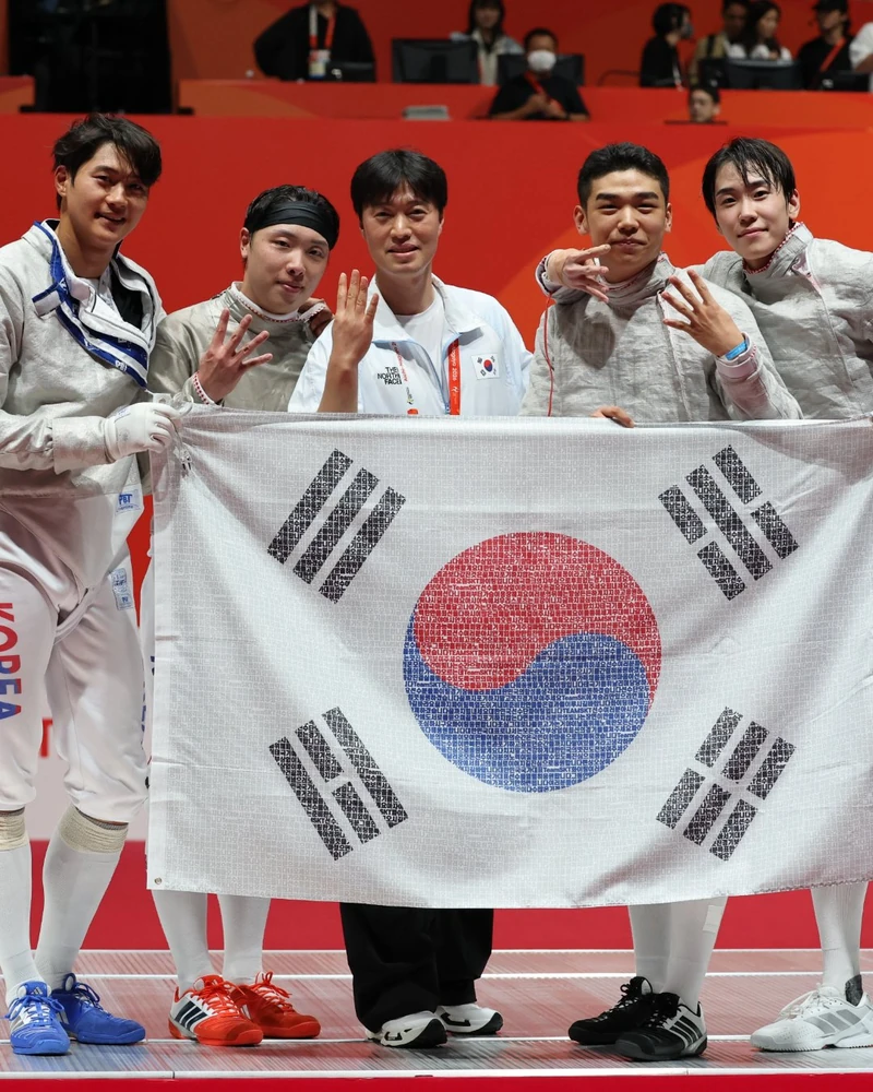 ‘어펜저스’가 또 해냈습니다🥇🇰🇷
한국 펜싱 남자 사브르 대표팀이 2026 아이치·나고야 아시안게임 단체전 결승에서 일본을 45-44로 꺾고 금메달을 차지했습니다.
오상욱, 박상원, 도경동, 황희근으로 구성된 대표팀은 마지막 9라운드에서 오상욱이 극적인 역전을 완성하며 4회 연속 우승이라는 대기록을 세웠습니다. 개인전 금메달리스트 오상욱은 2개 대회 연속 2관왕까지 달성했습니다. 이미지1