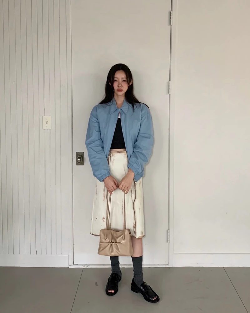 정원언니 애착 블루종🫠
프라다 느낌 낭낭하게, 가져왔어요!🔍🩵
유난히 눈에 띄었던 하늘색 블루종. 바로 프라다의 ‘샴브레이 블루종 재킷’과 ‘올드 개버딘 블루종 재킷’입니다. 가격대는 각각 300만 원대. 그래서 준비했습니다. 프라다 감성을 그대로 담은 ‘프라다 맛’ 봄버 자켓들, 올가을 코디에 참고해보세요.
- 자라 벌룬 봄버 재킷, 8만 원대
- 루메토 오버핏 블루종 점퍼 아이스그레이, 17만 원대
- 이브세이지 코튼 블루종 블루, 18만 원대
- 디애퍼처 플레퍼 하퍼 블루종 스카이블루, 25만 원대 이미지1