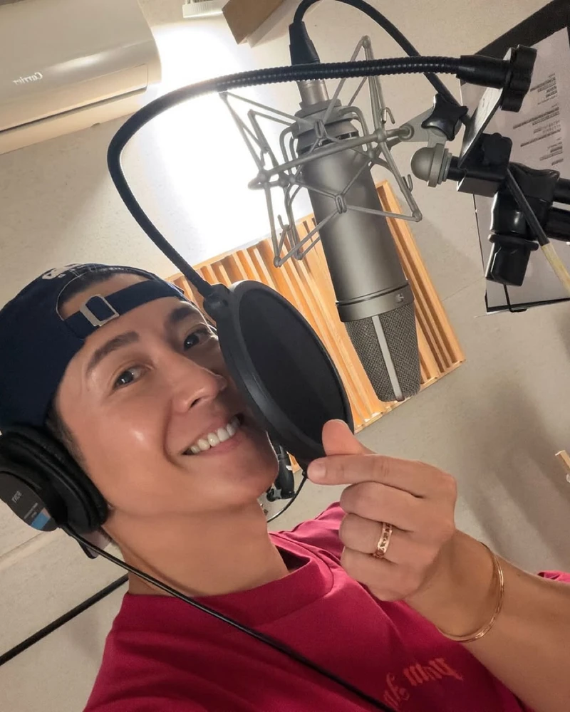 플라이 투 더 스카이! 완전체로 돌아옵니다!🎤🔥
브라이언은 SNS를 통해 “소식 들으셨죠? 환희가 말한 거 맞습니다. 저희가 돌아옵니다!”라는 글과 함께 녹음실에서 찍은 사진을 공개하며 컴백을 공식화했습니다. 환희 역시 방송을 통해 브라이언의 뜻으로 이번 컴백이 성사되었다고 밝혀 기대를 모았는데요. 'Day By Day', 'Missing You' 등 무수한 명곡을 남긴 레전드 듀오의 귀환! 구체적인 일정은 추후 공개될 예정입니다. 이미지2
