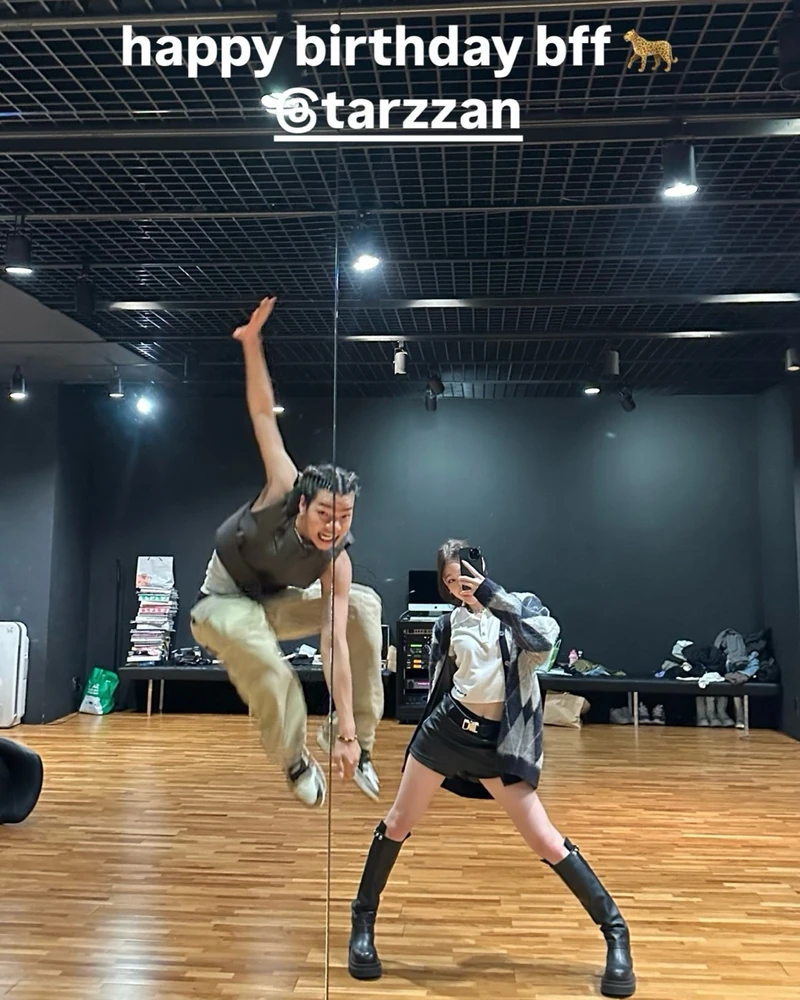 HAPPY BDAY, TARZZAN! 🐆🎂
생일 축하인 줄 알았는데, 판도라의 상자가 열렸습니다. 😂🎂
타잔의 생일을 맞아 올데이 프로젝트 멤버들이 꺼내든 특별한 선물은 다름 아닌 어린 시절 사진과 봉인해둔 흑역사.
멤버의 생일마다 이어지는 올데프만의 유쾌한 전통. 이번 주인공은 타잔으로, 평소 무대 위에서 보여주던 모습과는 사뭇 다른 순간들이 속속 소환됐습니다. 👻 이미지1