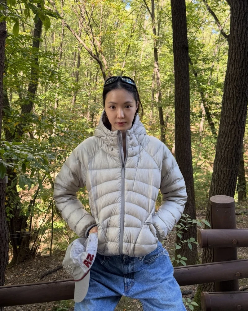 또 나만 없을 수 없지🩶'에어플로우'
손나은이 데님에 메시 캡으로 코디한🌪️💙핏 좋은 경량다운 참고!
최근 손나은이 산책 때 입은건 휠라 에어플로우 후드 경량 다운이에요. 크롭 기장 아래로 리바이스 와이드 데님을 매치하고, 알렉스 조노 메시 캡도 함께 했습니다.
류혜영도 같은 패딩을 다크 브라운 롱 플레어 스커트와 입었었죠. 미니멀한 블랙 플랫에, 지퍼 아래쪽을 열어 그레이 니트를 살짝 드러내 코디했어요.
휠라 에어플로우는 곡선 퀼팅에 비치는 원단을 써 충전재가 은은하게 보입니다. 특히 밑단 스트링과 투웨이 지퍼로 핏이 조절되는게 핵심이에요.
• 휠라 에어플로우 후드 경량 다운, 21만 원대 이미지2