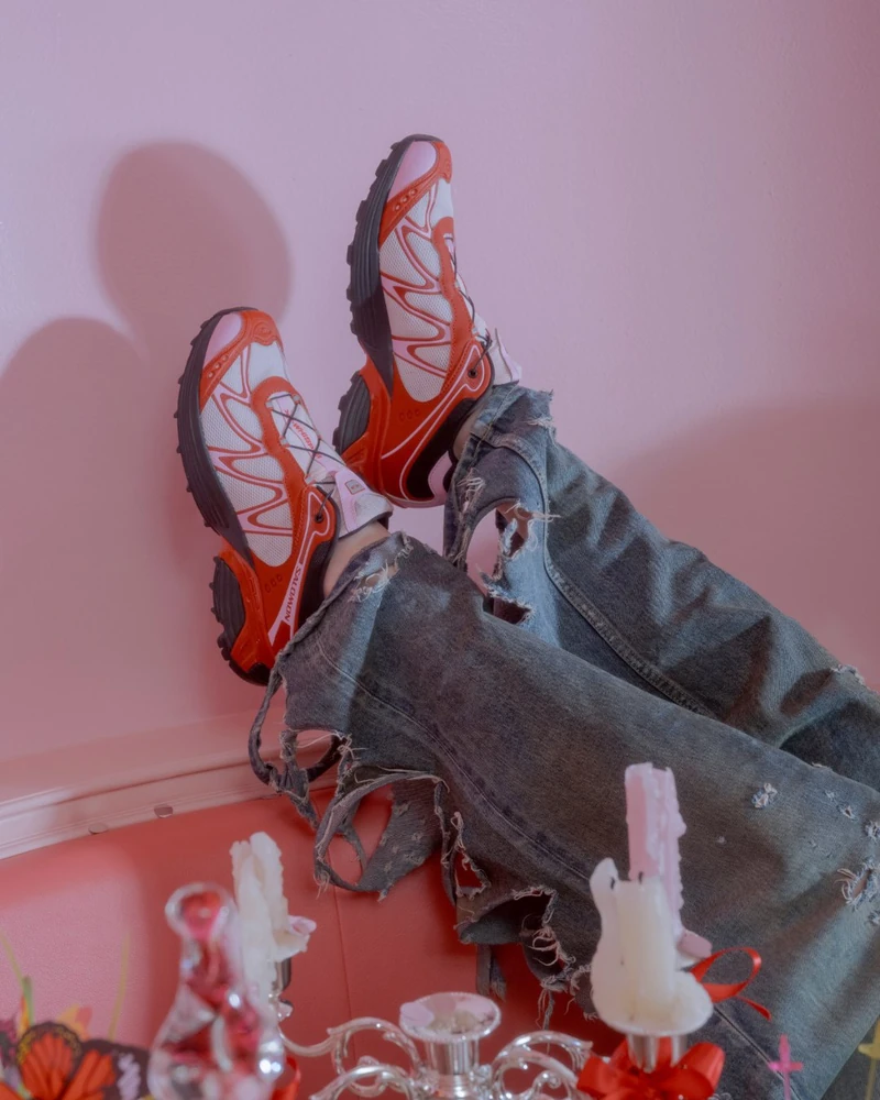 살로몬이 이렇게 달콤해졌다고? 🍒
살로몬과 레이 빔즈가 만났습니다. 이번에는 체리 케이크에서 영감받은 스니커즈로 색다른 분위기를 담았어요.
‘체리 케이크 파티’를 테마로 한 이번 협업은 살로몬의 ‘XT-위스퍼’를 라이트 핑크와 체리 핑크로 새롭게 풀어냈습니다. 핑크 컬러 위에 매트 블랙 솔을 더해 달콤한 분위기에 선명한 대비를 더했죠.
편안한 핏과 퀵레이스TM 시스템은 그대로 유지했습니다. 기능적인 실루엣에 체리 핑크 컬러를 입혀 기존 살로몬과는 또 다른 모습으로 완성했어요.
• 10월 2일(금): 빔즈 우먼 하라주쿠 선행 판매
• 10월 3일(토): 전국 레이 빔즈 매장 및 빔즈 공식 온라인 스토어 출시 이미지2