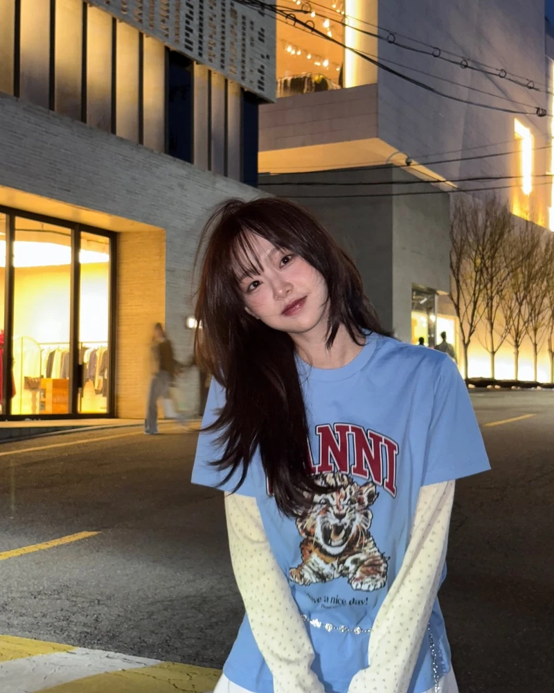 반팔, 아직 넣지 마세요. 👀
긴팔 위에 반팔, 츄는 이렇게 레이어드했어요.
츄가 보여준 레이어드는 두 가지. 가니 베이직 저지 타이거 릴렉스핏 반소매 티셔츠에는 긴팔 이너를 받쳐 입어 블루 컬러의 그래픽 티셔츠에 레이어드 포인트를 더했어요.
또 다른 착장에서는 서브라임 왓 아이 갓 빈티지 티셔츠에 긴팔 티셔츠를 매치했습니다. 반팔 아래로 긴 소매를 자연스럽게 드러내면서 캐주얼한 무드를 살렸죠.
반팔과 긴팔의 컬러나 그래픽을 다르게 선택하면 같은 레이어드 방식도 분위기가 달라져요. 데님이나 스커트처럼 익숙한 아이템과 함께 입어도 포인트 주기 좋아요.
이번 가을, 반팔을 넣어두기 전 긴팔 이너에 츄처럼 레이어드해보세요. 🩷
• 가니 베이직 저지 타이거 릴렉스핏 반소매 티셔츠, 약 18만 원대
• 서브라임 왓 아이 갓 빈티지 티셔츠, 약 10만 원대 이미지2