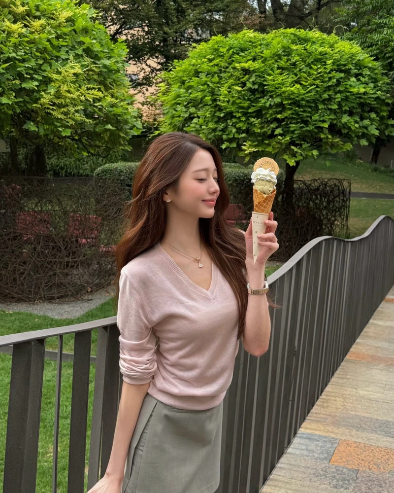 가을 니트, 답은 여기 있었네 🩷
선선한 바람이 불면 니트를 꺼낼 시간. 이번 가을에는 목선을 가볍게 드러내는 브이넥 니트로 스타일 변화를 줘보세요.
채령은 퍼플 브이넥 니트에 데님을 매치해 캐주얼한 무드를 완성했고, 장원영은 파우더 핑크 컬러의 캐시미어 브이넥 니트로 컬러와 소재에 포인트를 줬어요. 같은 브이넥이라도 컬러와 소재에 따라 분위기가 달라지는 게 포인트죠.
올가을 니트 쇼핑 리스트에 하나쯤 담아볼 만한 건 역시 브이넥. 🩷
• 폴뉴아 플롱거 딥 브이넥 니트 퍼플, 약 14만 원대
• 엔필 여성 피비 브이넥 캐시미어 점퍼 파우더 핑크, 약 44만 원대 이미지1