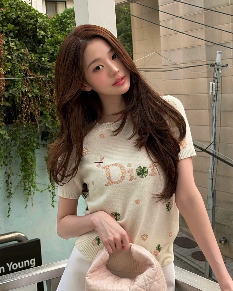 오늘 장원영의 선택은 디올 🩷
장원영이 디올 아이템으로 사랑스러운 무드의 룩을 완성했어요.
에크루 컬러의 캐시미어 반소매 스웨터에는 멀티컬러 디올 워터릴리 모티브 자수를 더하고, 발레 핑크 컬러의 ‘디올 뚜주흐’ 호보 백 스몰을 매치했습니다. 부드러운 에크루와 핑크 컬러가 만나 한층 로맨틱한 분위기를 연출했죠.
특히 니트 위로 수놓인 알록달록한 워터릴리 모티브와 까나쥬 패턴의 램스킨 백이 룩의 포인트. 사랑스러운 컬러와 디올의 시그니처 디테일을 한 번에 담아낸 장원영의 디올 공주 모먼트입니다.
장원영과 디올, 이제 시작일까요? 👑
• 디올 자수 반소매 스웨터, 470만 원대
• 디올 뚜주흐 호보 백 스몰, 540만 원대 이미지2