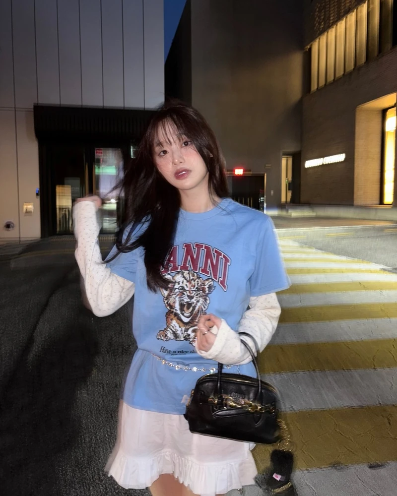 반팔, 아직 넣지 마세요. 👀
긴팔 위에 반팔, 츄는 이렇게 레이어드했어요.
츄가 보여준 레이어드는 두 가지. 가니 베이직 저지 타이거 릴렉스핏 반소매 티셔츠에는 긴팔 이너를 받쳐 입어 블루 컬러의 그래픽 티셔츠에 레이어드 포인트를 더했어요.
또 다른 착장에서는 서브라임 왓 아이 갓 빈티지 티셔츠에 긴팔 티셔츠를 매치했습니다. 반팔 아래로 긴 소매를 자연스럽게 드러내면서 캐주얼한 무드를 살렸죠.
반팔과 긴팔의 컬러나 그래픽을 다르게 선택하면 같은 레이어드 방식도 분위기가 달라져요. 데님이나 스커트처럼 익숙한 아이템과 함께 입어도 포인트 주기 좋아요.
이번 가을, 반팔을 넣어두기 전 긴팔 이너에 츄처럼 레이어드해보세요. 🩷
• 가니 베이직 저지 타이거 릴렉스핏 반소매 티셔츠, 약 18만 원대
• 서브라임 왓 아이 갓 빈티지 티셔츠, 약 10만 원대 이미지1