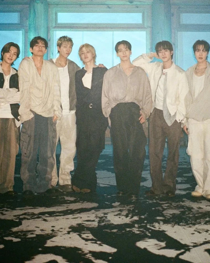 2026 VMAs, 트로피의 주인공들 🏆
올해 VMAs에서 가장 눈에 띄는 건 단연 K-POP의 기록이었습니다.
방탄소년단은 ‘SWIM’으로 Song of the Year와 Best K-Pop을 수상하고, Best Group까지 더해 3관왕에 올랐습니다. 특히 ‘Song of the Year’는 방탄소년단의 VMAs 첫 수상이자 아시아 그룹 최초 수상으로 기록됐습니다.
리사 역시 ‘Dream’으로 Best Pop을 수상했습니다. 방탄소년단에 이어 리사까지, K-POP 아티스트가 주요 부문에서 연이어 트로피를 들어 올리며 존재감을 보여줬습니다.
해외에서는 테일러 스위프트, 마돈나, 시에나 스피로, 브루노 마스, 올리비아 로드리고 등이 주요 부문을 수상했습니다.
2026 MTV VMAs를 빛낸 방탄소년단과 리사, 그리고 글로벌 스타들의 수상 순간을 한눈에 만나보세요. 이미지1