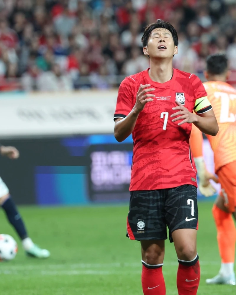 우루과이에 1-4로 패배 ⚽️
서울월드컵경기장에서 열린 우루과이와의 평가전.
한국은 전반 13분 다르윈 누녜스에게 선제골을 내준 뒤, 27분 히오르히안 데 아라스카에타의 중거리 슈팅, 43분 김민재의 자책골까지 허용하며 전반을 0-3으로 마쳤습니다.
후반에도 누녜스에게 추가골을 내주며 0-4까지 벌어졌지만, 후반 35분 이강인의 크로스를 손흥민이 오른발로 마무리하며 추격골을 기록했습니다.
특히 이 골로 손흥민은 A매치 58호골을 기록하며 차범근의 한국 남자 대표팀 A매치 최다골 기록과 어깨를 나란히 했고, 프로·대표팀을 합친 공식전 통산 300골도 달성했습니다.
결과는 아쉬웠지만, 이강인→손흥민으로 이어진 한 골은 이날 경기에서 남은 강렬한 장면이었습니다. 이미지1