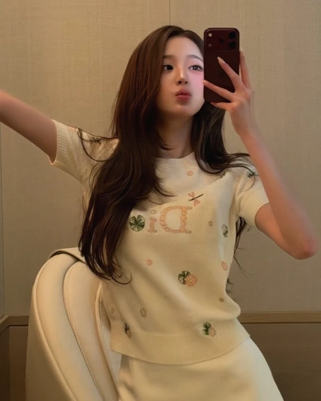 오늘 장원영의 선택은 디올 🩷 장원영이 디올 아이템으로 사랑스러운 무드의 룩을 완성했어요. 에크루 컬러의 캐시미어 반소매 스웨터에는 멀티컬러 디올 워터릴리 모티브 자수를 더하고, 발레 핑크 컬러의 ‘디올 뚜주흐’ 호보 백 스몰을 매치했습니다. 부드러운 에크루와 핑크 컬러가 만나 한층 로맨틱한 분위기를 연출했죠. 특히 니트 위로 수놓인 알록달록한 워터릴리 모티브와 까나쥬 패턴의 램스킨 백이 룩의 포인트. 사랑스러운 컬러와 디올의 시그니처 디테일을 한 번에 담아낸 장원영의 디올 공주 모먼트입니다. 장원영과 디올, 이제 시작일까요? 👑 • 디올 자수 반소매 스웨터, 470만 원대 • 디올 뚜주흐 호보 백 스몰, 540만 원대 이미지