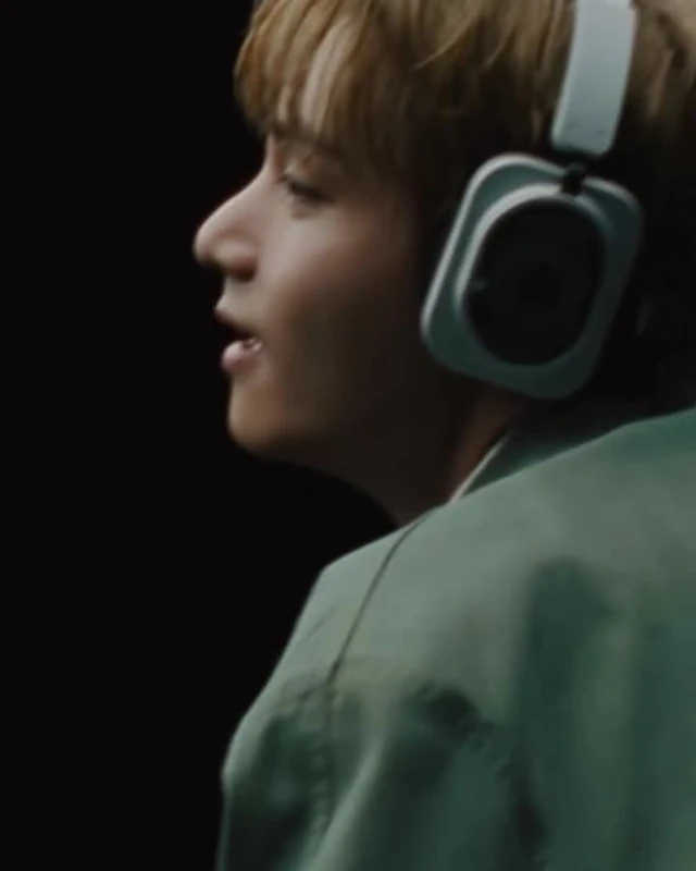 뷔, Nothing 글로벌 앰버서더 됐다💜 영국 테크 브랜드 Nothing의 새로운 글로벌 앰버서더로 뷔가 합류했습니다. 독특한 투명 디자인과 감각적인 제품으로 주목받아온 Nothing과 뷔의 만남. 음악부터 패션, 테크까지 자신만의 스타일로 소화하는 뷔와 Nothing이 어떤 새로운 모습을 보여줄지 기대됩니다. 이미지