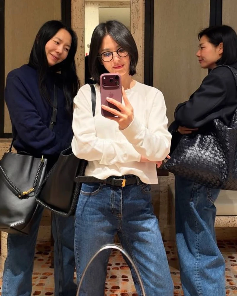 화제의 안경 미모🤓🖤‘이 안경’
셀카 속 송혜교, 안경부터 눈에 들어왔죠?!👓
송혜교가 보테가 베네타 패션쇼로 방문한 밀라노에서 블랙 라운드 안경을 썼어요. 단발에 화이트 와플 헨리넥 티셔츠와 데님, 블랙 가죽 벨트로 편안한 코디였죠.
안경은 일본 아이웨어 브랜드 커니(Kearny)의 밀턴 II로 알려졌어요. 아세테이트 프레임에 티타늄을 섞은 보스턴형이고, 일본에서 만들어 5만 엔대에 판매됩니다. 빈티지 안경을 참고해 셀룰로이드·아세테이트 프레임을 주로 만드는 브랜드예요.
• 커니 밀턴 II, ¥55,000 이미지1
