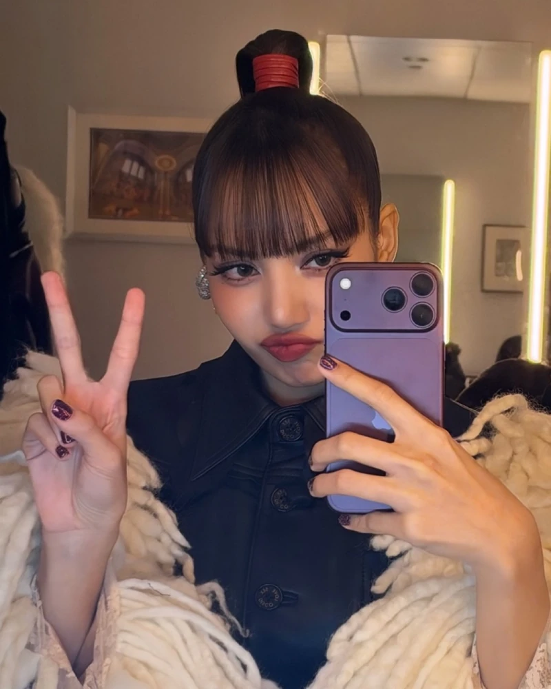 아이폰 18 든 셀럽이 이렇게 많다고 👀
리사, 로제, 장원영, 이서, 미야오, 아이린부터 잭슨 왕, 마이크까지.
요즘 셀럽들의 거울 셀카에서 포착된 새로운 아이폰 18 📱
가격은 만만치 않지만, 이번엔 컬러가 제대로입니다.
차분한 버건디부터 이서가 선택한 맑은 하늘색까지, 손에 들었을 때 더욱 돋보이는 색감이 눈길을 끕니다.
비싸도 예쁘면 결국 갖고 싶어지는 법이네요. 이미지1