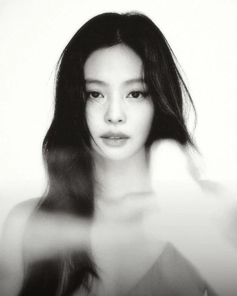 롯데백화점이 10년 만에 브랜드 앰배서더로 제니를 전격 발탁했습니다✨
롯데백화점은 글로벌 아티스트 제니를 새 얼굴로 선정하고, '애즈아이엠(AS I AM)' 캠페인을 앞세워 글로벌 백화점으로 도약하겠다는 포부를 밝혔습니다. 10년 만에 광고 모델을 기용한 롯데백화점의 이례적인 행보에 업계의 이목이 쏠리고 있습니다.
제니의 글로벌 영향력이 롯데백화점의 새로운 비전과 만나 어떤 시너지를 낼지 기대됩니다. 이미지1