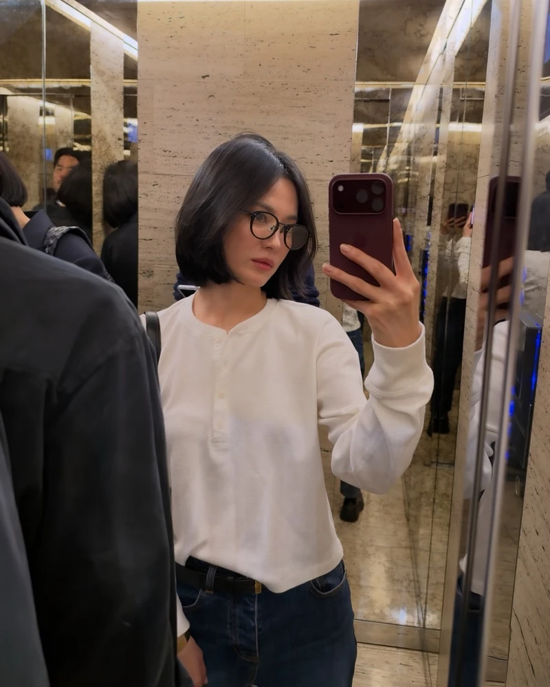 화제의 안경 미모🤓🖤‘이 안경’
셀카 속 송혜교, 안경부터 눈에 들어왔죠?!👓
송혜교가 보테가 베네타 패션쇼로 방문한 밀라노에서 블랙 라운드 안경을 썼어요. 단발에 화이트 와플 헨리넥 티셔츠와 데님, 블랙 가죽 벨트로 편안한 코디였죠.
안경은 일본 아이웨어 브랜드 커니(Kearny)의 밀턴 II로 알려졌어요. 아세테이트 프레임에 티타늄을 섞은 보스턴형이고, 일본에서 만들어 5만 엔대에 판매됩니다. 빈티지 안경을 참고해 셀룰로이드·아세테이트 프레임을 주로 만드는 브랜드예요.
• 커니 밀턴 II, ¥55,000 이미지2