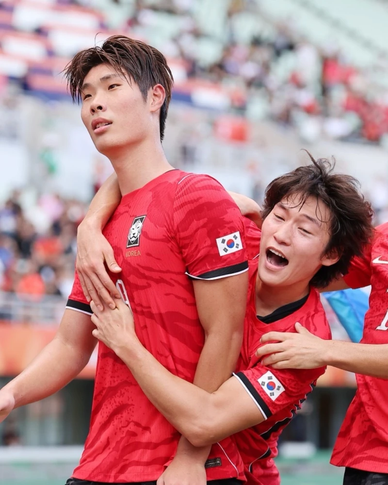 대한민국, 결승으로 갑니다 🇰🇷🔥
중국을 상대로 선제골을 내줬지만 이영준의 동점골에 이어 배준호의 역전골까지 터지며 2-1 승리를 거뒀습니다. 끝까지 집중력을 잃지 않은 대한민국은 짜릿한 역전승으로 결승행을 확정했는데요.
아시안게임 4회 연속 금메달에 도전하는 대한민국의 금빛 여정, 마지막까지 함께 응원해요. 이미지1