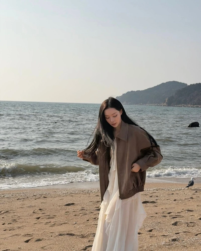 10월의 첫날부터 기온이 뚝 떨어집니다 🍂
내일(10월 1일) 전국 기온이 하루 새 5도가량 떨어져 올가을 들어 가장 쌀쌀하겠습니다. 전국 아침 최저기온은 8∼18도, 낮 최고기온은 20∼25도로 예상되며, 서울의 아침 최저기온은 12도까지 내려갑니다. 출근길 따뜻한 겉옷 챙기시는 것 잊지 마세요! 이미지1