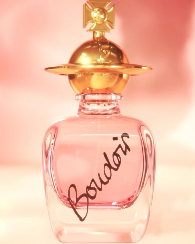 비비안 웨스트우드의 향을 입다🌹
비비안 웨스트우드가 10월 1일 ‘부두아 오 드 퍼퓸(Boudoir Eau de Parfum)’을 국내 최초 출시합니다. 베르가모트와 오렌지 블로섬을 시작으로 다마스크 로즈, 카네이션을 거쳐 바닐라와 타바코 리프, 샌달우드로 깊어지는 관능적인 향이 특징. 이번 제품은 신세계백화점 강남점, 갤러리아백화점 명품관 WEST, 현대백화점 판교 등 전국 12개 백화점 비비안 웨스트우드 매장에서 만나볼 수 있습니다. 이미지1