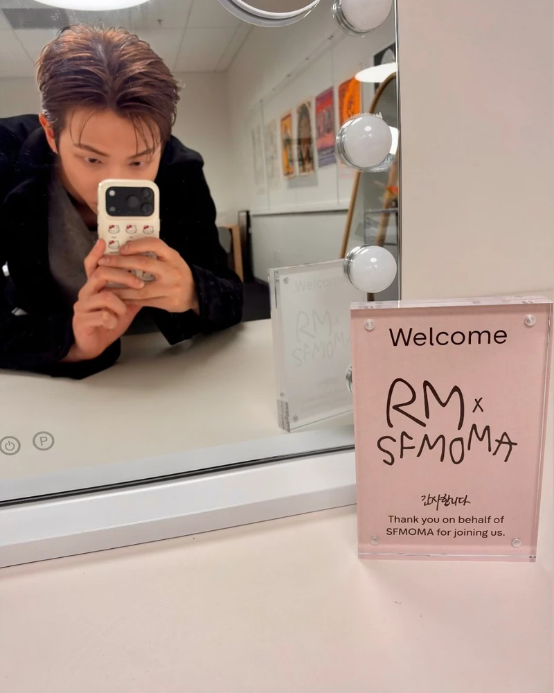 방탄소년단 RM의 남다른 예술 사랑이 미국으로 향합니다 💜🎨
오는 10월 3일부터 2027년 2월 7일까지 미국 샌프란시스코 현대미술관(SFMOMA)에서 특별전 ‘RM x SFMOMA: Between You and Me’가 열립니다.
RM은 "제 이름을 걸고 처음으로 수집을 나누는 자리"라며 "꽤 긴 자기소개가 될 것 같다"고 소감을 전했습니다. 이번 전시는 SFMOMA가 K팝 아티스트와 진행하는 첫 협업으로, 미술관 측이 먼저 제안해 성사됐습니다.
특히 RM이 소장한 윤형근, 박래현, 장욱진 등 한국 근현대 작가들의 작품 140여 점이 대거 공개됩니다. RM은 "한국 밖에서는 아직 낯선 이름도 있을 텐데 조금 더 나은 관점과 감각을 보태고 싶은 마음으로 수집해왔다"고 밝혀 한국 미술을 알리려는 깊은 뜻을 전했습니다.
RM은 기획, 큐레이션은 물론 한국어·영어 오디오 가이드 녹음과 전시장 음악 선곡까지 직접 참여했습니다. 글로벌 스타의 긍정적인 영향력이 미술계에도 큰 울림을 주고 있습니다. 이미지1