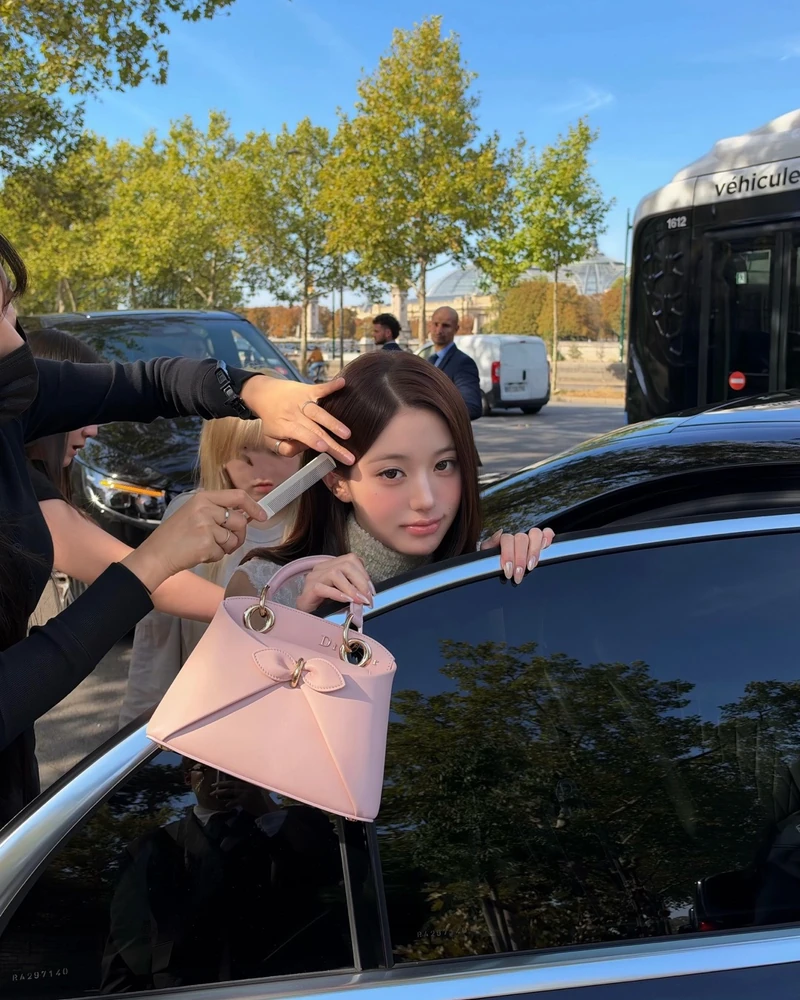 조나단 앤더슨의 장원영🩷🤍
궁합이 찰떡이었어요🏛️ 디올 27SS에 디올 공주님 추가! 이미지1