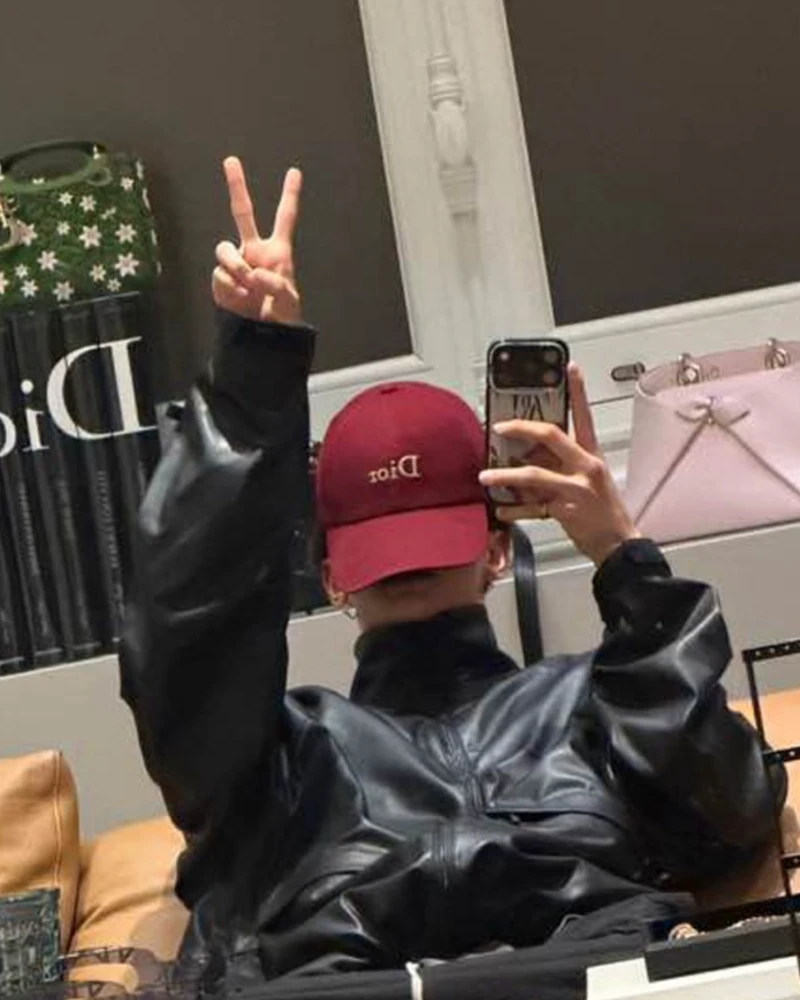 스키즈 현진의 ON & OFF 👑
디올왕자 스키즈 현진의 디올쇼 전후 모습이에요.
쇼에 가기 전에는 디올 캡에 가죽 재킷을 매치해 편안한 무드를 보여줬다면, 쇼에서는 화이트 셔츠에 블랙 칼라 디테일을 더한 룩으로 한층 정제된 분위기를 완성했습니다.
ON이어도 OFF여도 미모만큼은 늘 ON인 현진입니다. ❤️🔥 이미지2