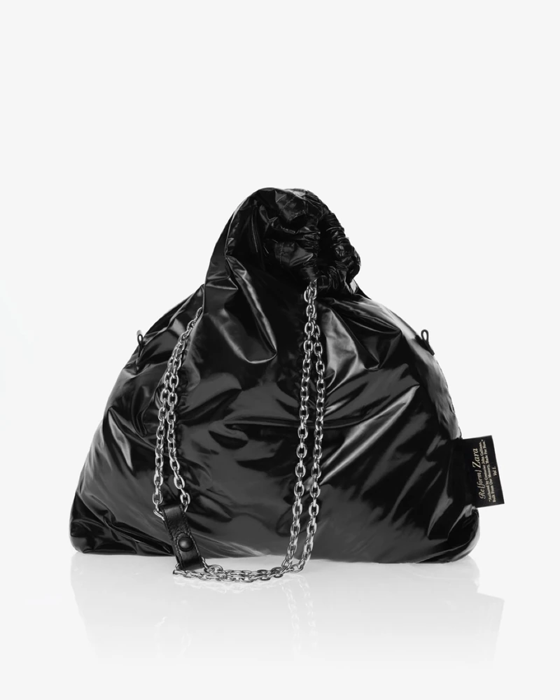 존 갈리아노의 킥🖤'쓰레기봉지' 백
쓰레기 봉지인 줄 알았는데 자라 협업 가방이에요♻️
자라 x 존 갈리아노 리폼 Vol.1의 리버서블 백 '트라이 시크(Tri-Chic)'. 존 갈리아노가 쓰레기봉투를 글래머러스한 핸드백으로 재해석한 리버서블 백이에요. 이름도 프랑스어로 분리수거를 뜻하는 '트리 셀렉티프(tri sélectif)'에서 따왔습니다.
스트랩과 메탈 체인 여밈을 더해 핸드백·숄더백·백팩 세 가지로 멜 수 있죠. 라지는 나일론과 가죽·스웨이드 조합 4가지, 미니는 메탈릭 가죽으로 나옵니다.
리폼 Vol.1 컬렉션과 함께 오늘 오후 5시부터 자라 공식 온라인 스토어에서 만날 수 있어요.
• 자라 x 존 갈리아노 트라이 시크 백(라지·미니) 이미지2