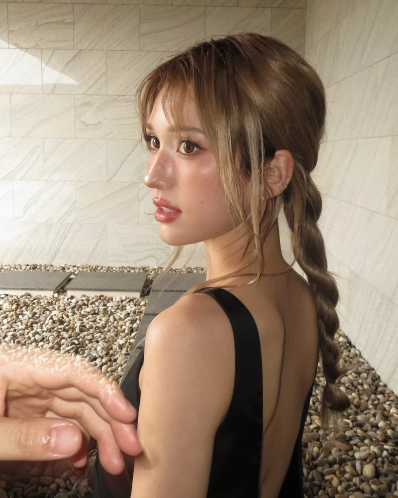 매일 같은 머리, 이제는 바꿔볼 때 🎀
머리를 푸는 게 지겨워졌다면, 묶는 방법부터 바꿔보세요. 👀
전소미는 한쪽으로 길게 땋은 머리로 포인트를 줬어요. 한 가닥만 땋아 내려 자연스럽게 변화를 더했죠.
안유진은 머리 전체를 높게 올린 똥머리로 깔끔하게 연출했어요. 얼굴과 목선이 드러나 한층 시원한 느낌을 줍니다.
장원영은 반묶음으로 연출했어요. 머리 길이는 살리면서 한층 여성스러운 분위기를 보여줘요.
레이는 머리를 양쪽으로 나눈 양갈래 머리를 선택했어요. 묶는 위치에 따라 발랄하거나 차분한 분위기를 낼 수 있습니다.
오늘의 기분에 따라 새로운 헤어스타일을 골라보세요. 🩷 이미지1