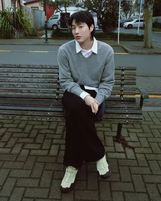깔끔한 니트에🩶💚‘말차’ 포인트
휠라 하레핀 1998 새 컬러 ‘말차'🍵 우즈가 남친룩으로 소개합니다
그레이 V넥 니트에 화이트 셔츠 칼라를 꺼내고 블랙 와이드 팬츠를 매치했어요. 무채색으로 정리한 코디에 운동화만 말차로 골랐죠.
하레핀 1998은 휠라의 1998년 헤리티지 슈즈 하레핀(HAREPIN)을 재해석한 모델입니다. 천연 돼지 스웨이드로 기모감을 살리고 아웃도어 스타일 슈레이스를 더했어요.
말차는 이번 26FW에 추가된 차분한 그린이에요. 크림·브라운까지 세 가지 컬러로 나오고 가격은 13만 원대입니다.
• 휠라 하레핀 1998(말차·크림·브라운), 13만 원대 이미지