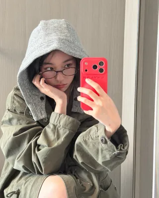 요즘 야상은 이렇게 입어요. 👀
기온이 떨어지기 시작하면 자연스럽게 손이 가는 야상. 이번에는 몸에 딱 맞는 사이즈보다 어깨와 품이 넉넉한 오버핏으로 골라보는 건 어떨까요?
두꺼운 이너 위에 걸쳐도 답답하지 않고, 데님이나 스웨트팬츠처럼 편한 아이템과도 자연스럽게 어울립니다. 소매를 살짝 걷거나 지퍼를 열어 가볍게 연출하면 큰 아우터 특유의 멋도 살릴 수 있죠.
올가을엔 야상도 한 사이즈 크게, 여유 있게 입어볼까요? 💚 이미지