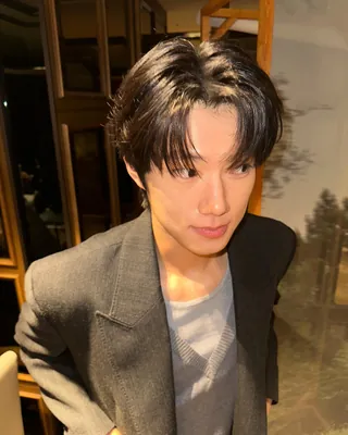 <가능한 사랑>에서 군복 입고 찾아온 그 배우🍏 이창동 감독의 <가능한 사랑>에서 설경구가 연기한 ‘호석’의 어린 시절을 맡은 신예 배우 최민. 어린 미옥 역의 조유리와 호흡을 맞추며 풋풋하면서도 아련한 청춘의 순간을 그려냈는데요. 아직 공개된 모습이 많지 않아 더욱 궁금해지는 얼굴. 앞으로 어떤 작품에서 다시 만나게 될지 기대됩니다. 슬라이드를 넘겨 최민의 일상도 확인해보세요.👀 이미지
