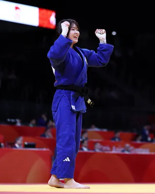 허미미, 마침내 애국가를 울리다🇰🇷
독립운동가 허석 선생의 후손인 허미미가 2026 아이치·나고야 아시안게임 유도 여자 57kg급 정상에 올랐습니다.
결승에서 몽골의 아리운자야 테르비시를 꺾고 한국 유도에 이번 대회 첫 금메달을 안겼는데요. 이 체급 한국 선수의 아시안게임 우승은 1994 히로시마 대회 정선용 이후 32년 만입니다. 2024 파리올림픽 은메달 이후 “다음에는 가장 높은 곳에서 애국가를 듣겠다”던 허미미가 그 약속을 지켰습니다.🥋 이미지