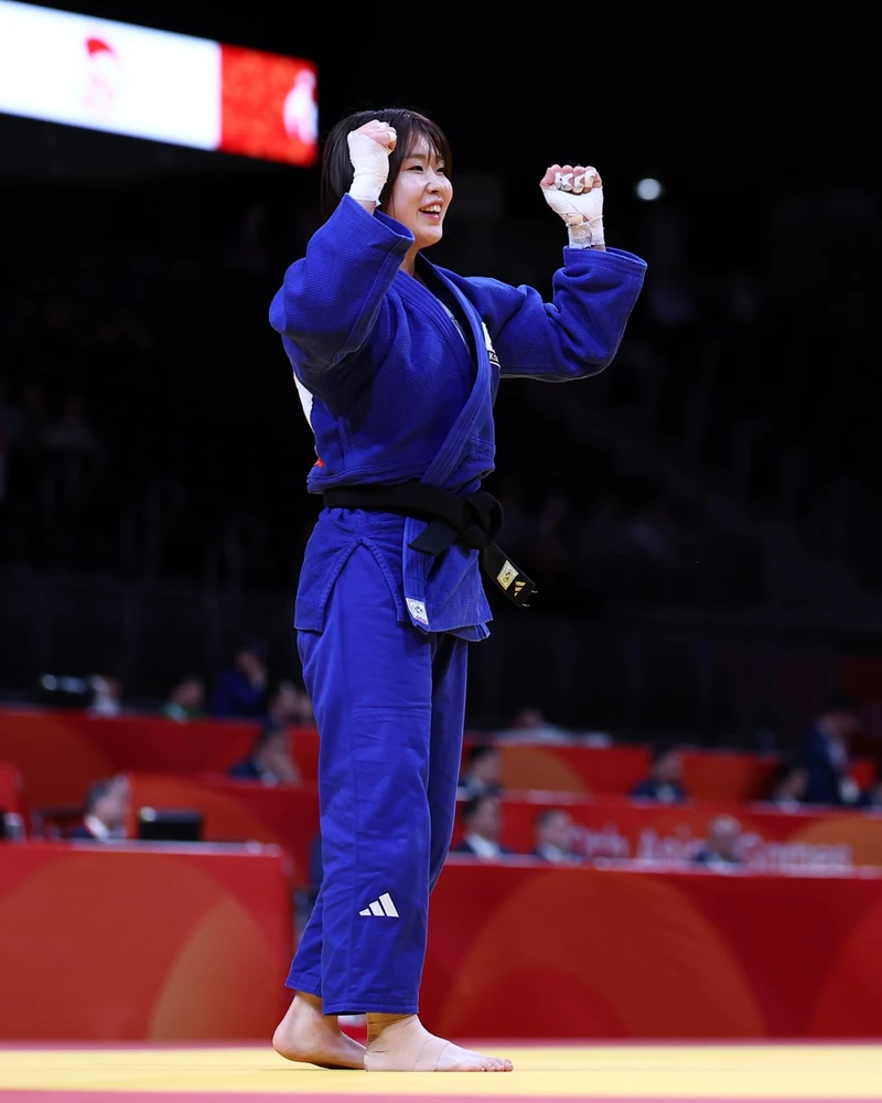 허미미, 마침내 애국가를 울리다🇰🇷
독립운동가 허석 선생의 후손인 허미미가 2026 아이치·나고야 아시안게임 유도 여자 57kg급 정상에 올랐습니다.
결승에서 몽골의 아리운자야 테르비시를 꺾고 한국 유도에 이번 대회 첫 금메달을 안겼는데요. 이 체급 한국 선수의 아시안게임 우승은 1994 히로시마 대회 정선용 이후 32년 만입니다. 2024 파리올림픽 은메달 이후 “다음에는 가장 높은 곳에서 애국가를 듣겠다”던 허미미가 그 약속을 지켰습니다.🥋 이미지1