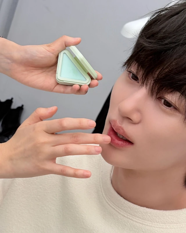 얼굴도 얼굴인데, 입술도 입술이다👄👀 금요일 밤은 촉촉한 변우석으로 꿀잠 자겠습니다. 이미지