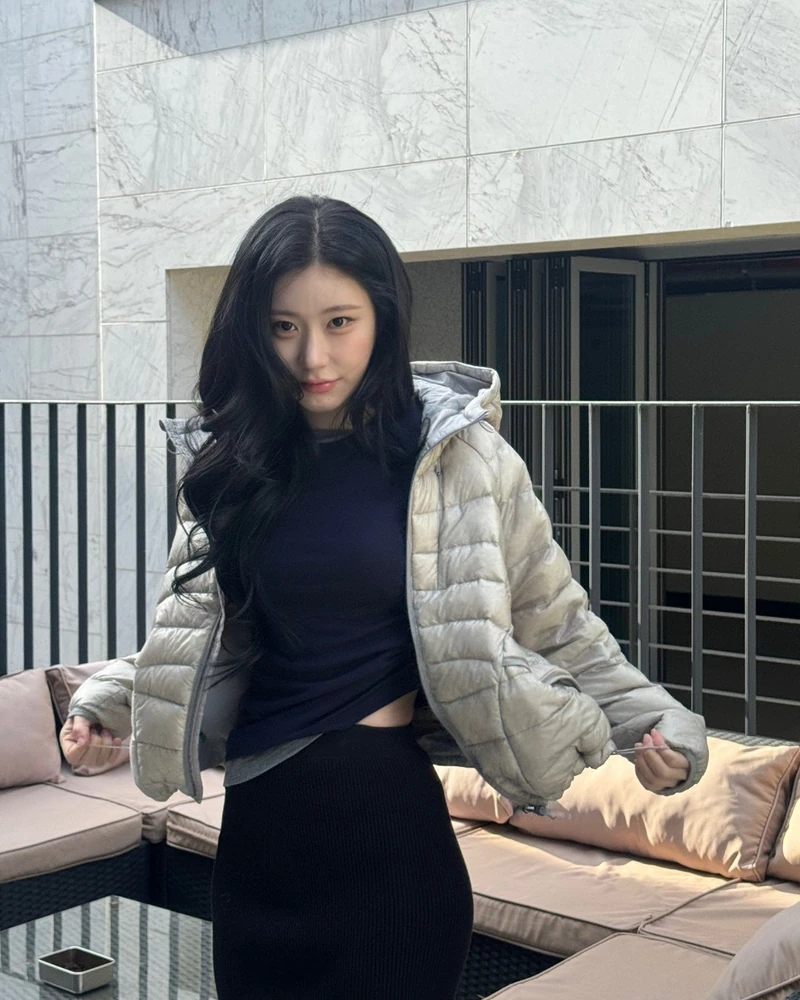 채령이 입은 '예쁜 핏'🦊🩶경량 다운
니트 스커트와 데님에 여성스럽게 코디한👗 휠라 '에어플로우'
아침저녁 쌀쌀할 때 꺼내기 좋은 경량다운 코디예요. 채령은 휠라 에어플로우 후드 경량 다운에 네이비 톱과 블랙 니트 롱스커트를 매치했고, 연청 와이드 데님과 브라운 스니커즈로 코디했어요.
손나은은 연청 데님과 메시 캡을, 류혜영은 브라운 롱스커트와 블랙 플랫슈즈로 매치하였습니다.
에어플로우는 휠라의 시그니처 경량다운으로, 10D 시어 원단 너머로 다운 볼륨이 비치고, 사선 봉제로 입체감을 더했습니다. 10월엔 니트 위에, 한겨울엔 코트 안 이너로 입기 좋아요.
• 휠라 에어플로우 후드 경량 다운, 21만 원대 이미지2