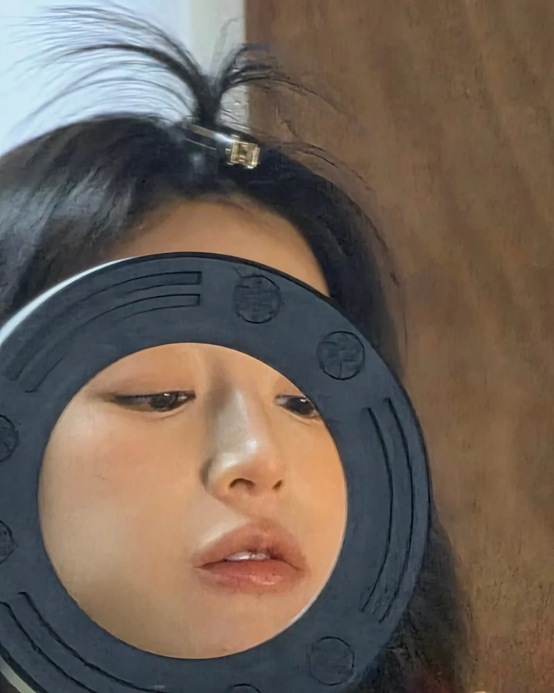 이 분위기에 귀여운건 반칙이죠 🩷
단정한 실루엣과 차분한 컬러로 힘을 뺀 스타일이 특징인 ‘현백코어’. 그 중심에 있는 고윤정과 문가영은 일상에서는 생각보다 더 장난스럽고 귀여운 모습을 보여줍니다.
평소 보여주는 차분한 분위기와는 또 다른 모습이라 더욱 눈길이 가는데요. 멋스럽게만 보였던 현백코어 언니들에게 이런 반전 매력까지 더해지니, 한층 친근하게 느껴지죠.
차분한 언니들의 이런 모습, 더 자꾸 보게 되네요. 👀 이미지2