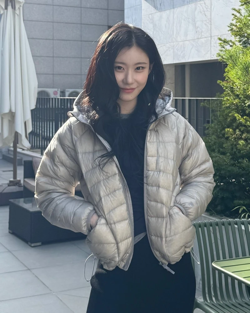 채령이 입은 '예쁜 핏'🦊🩶경량 다운
니트 스커트와 데님에 여성스럽게 코디한👗 휠라 '에어플로우'
아침저녁 쌀쌀할 때 꺼내기 좋은 경량다운 코디예요. 채령은 휠라 에어플로우 후드 경량 다운에 네이비 톱과 블랙 니트 롱스커트를 매치했고, 연청 와이드 데님과 브라운 스니커즈로 코디했어요.
손나은은 연청 데님과 메시 캡을, 류혜영은 브라운 롱스커트와 블랙 플랫슈즈로 매치하였습니다.
에어플로우는 휠라의 시그니처 경량다운으로, 10D 시어 원단 너머로 다운 볼륨이 비치고, 사선 봉제로 입체감을 더했습니다. 10월엔 니트 위에, 한겨울엔 코트 안 이너로 입기 좋아요.
• 휠라 에어플로우 후드 경량 다운, 21만 원대 이미지1